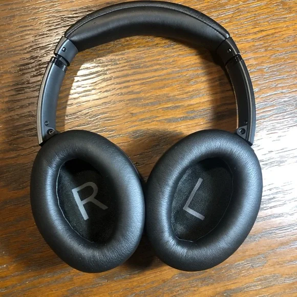 Bose QuietComfort Black Headphones - Picture 2 of 5